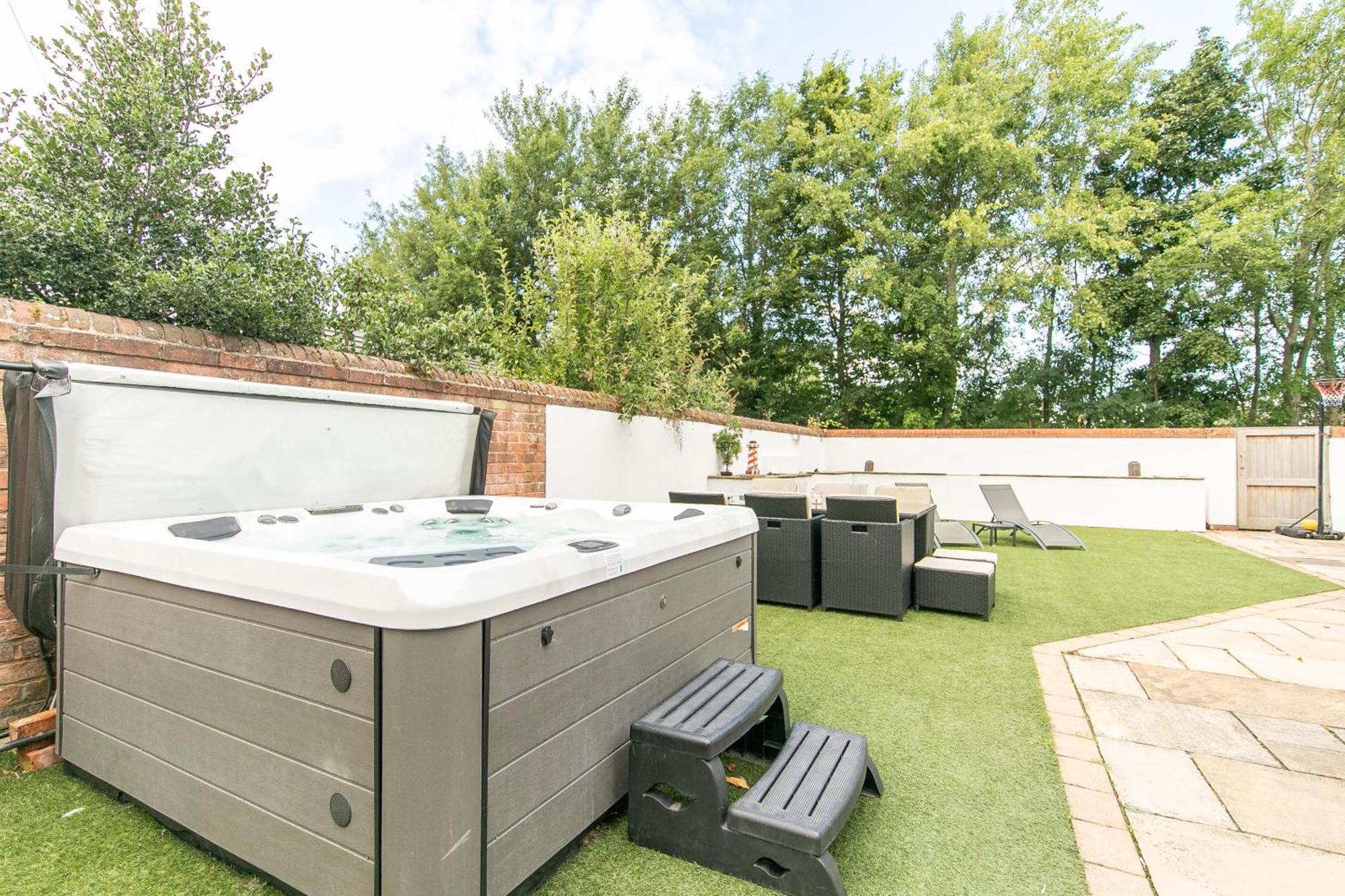 The Hot Tub Townhouse By Holiday Heim Lytham St Annes Εξωτερικό φωτογραφία
