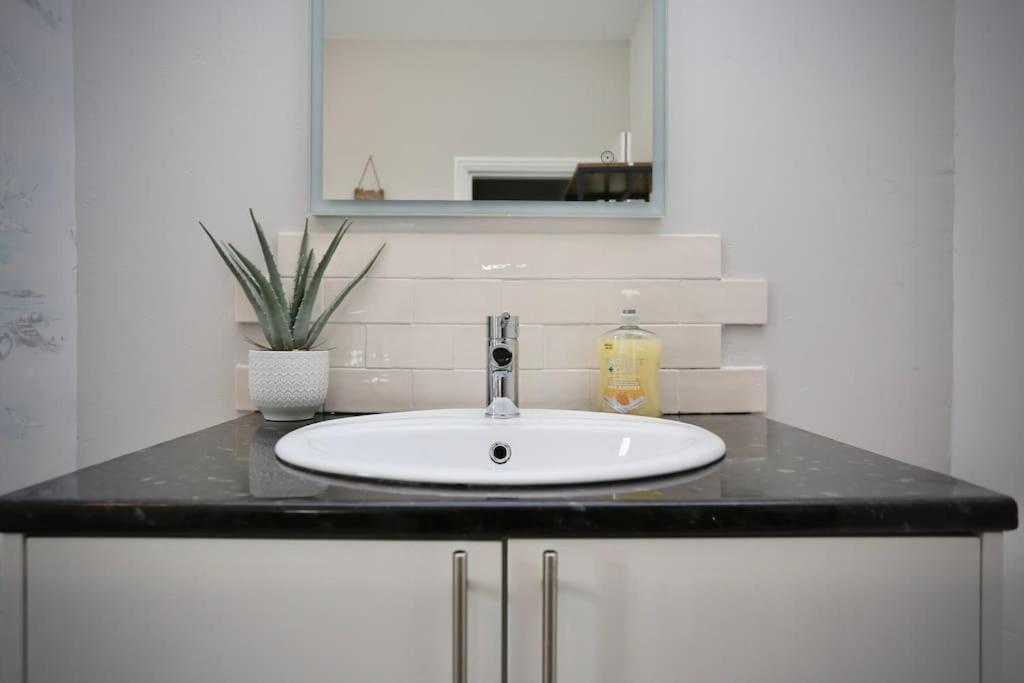 The Hot Tub Townhouse By Holiday Heim Lytham St Annes Εξωτερικό φωτογραφία