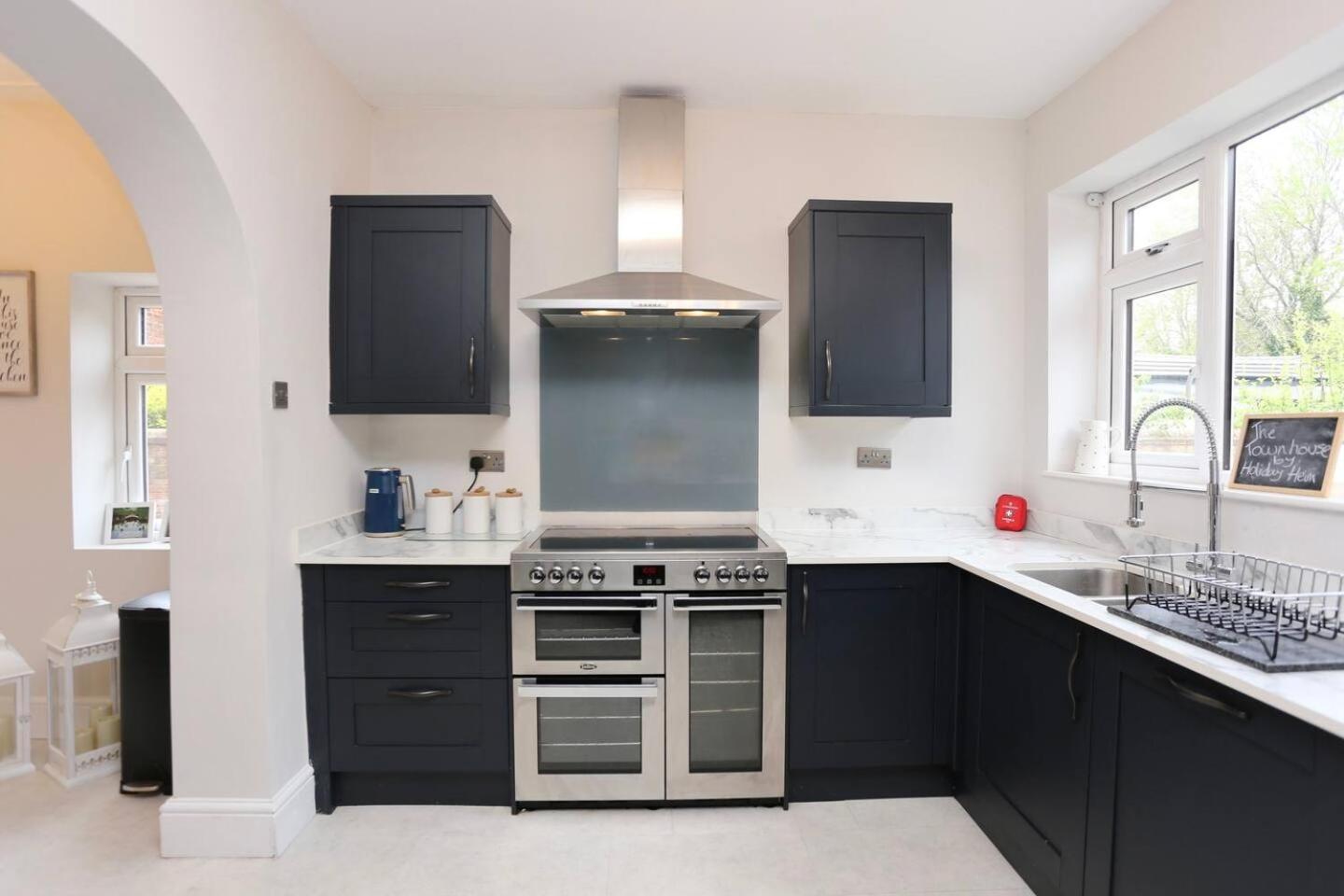 The Hot Tub Townhouse By Holiday Heim Lytham St Annes Εξωτερικό φωτογραφία
