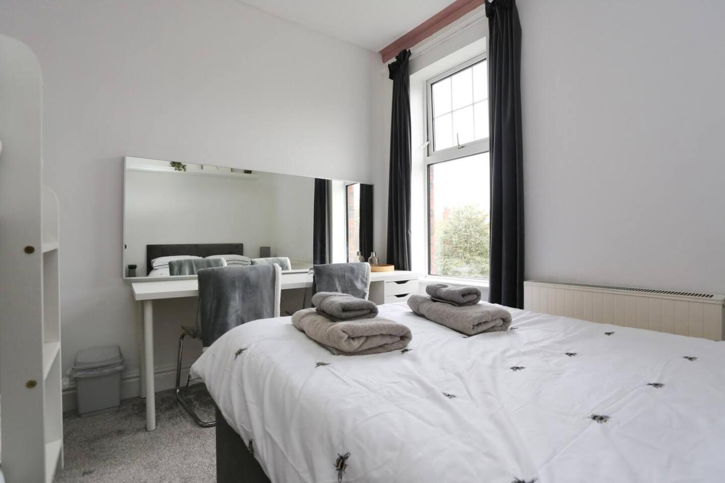 The Hot Tub Townhouse By Holiday Heim Lytham St Annes Εξωτερικό φωτογραφία
