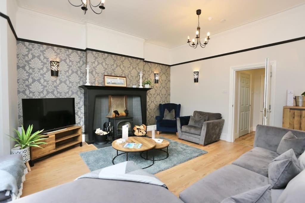 The Hot Tub Townhouse By Holiday Heim Lytham St Annes Εξωτερικό φωτογραφία
