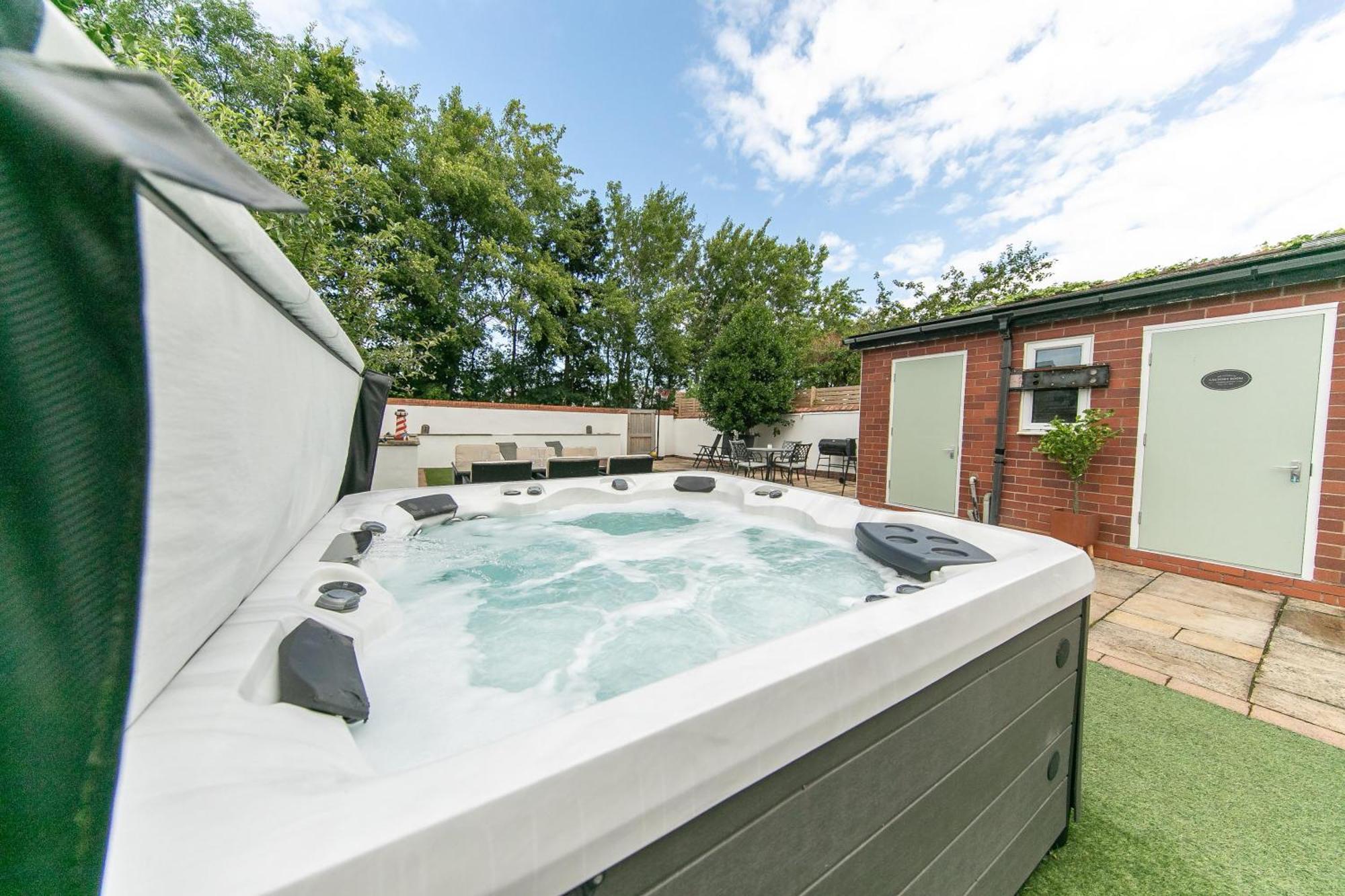 The Hot Tub Townhouse By Holiday Heim Lytham St Annes Εξωτερικό φωτογραφία